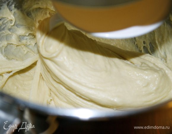 Увеличить скорость тестомешалки. Добавить целое яйцо, как только оно полностью вмешается, добавить туда же желток. Вымешивать тесто минут 10, пока не начнет отставать от стенок. Можно весь процесс также проделать вручную. 