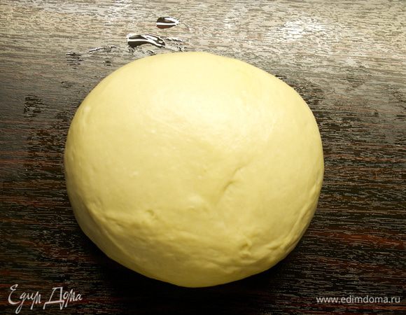 Затем выложить тесто на стол и сформировать из него шар. В случае необходимости, смажьте руки и стол немного (!) оливковым маслом, чтобы не досыпать дополнительно муку! Тесто очень приятное в работе... Положить его в большую миску, накрыть пленкой и поставить на подъем на 2 часа. Если у Вас электрическая духовка, то лучше всего поставить тесто в духовой шкаф и включить в режиме "свет". Таким образом мы создадим идеальную температуру и условия для поднятия теста... Если нет, поставьте в укромное место в дали от сквозняков. ))))    