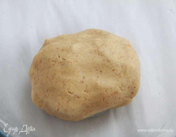 Если яйцо большое, то тесто хорошо замешивается. Если нет - добавьте столовую ложку воды (мне не понадобилось). Готовое тесто убрать на 30 минут в холодильник.