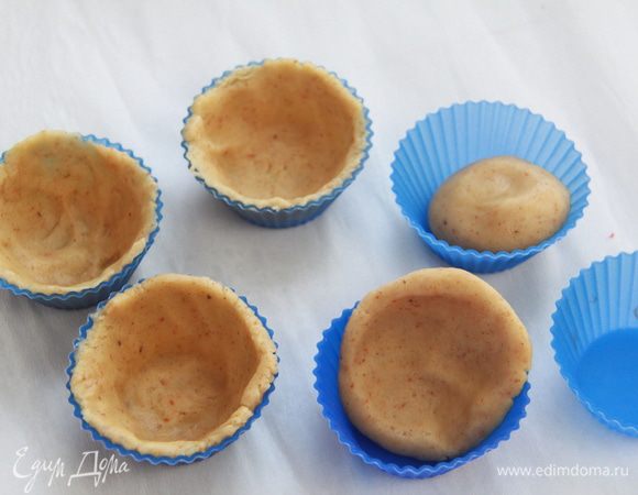 Пробовала раскатывать тесто и вырезать круги - тесто настолько мягкое, что рвётся в руках, так что подошёл такой способ: от теста отщипнуть кусочек размером с голубиное яйцо, расплющить  по краям силиконовой формочки. 
