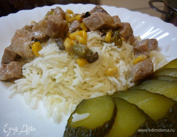 С рисом очень вкусно. Но...кто с чем хочет. Ну, чего стоим, с ноги на ногу переминаемся. Прошу к столу.