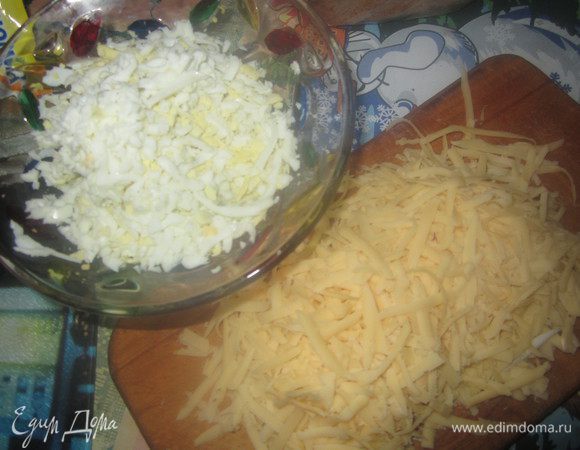 Подготовить  ингредиенты. Яйца куриные отварить, очистить от скорлупы. Яйца и твердый сыр по- отдельности протереть через крупную терку. 