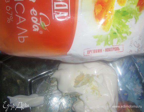 Чеснок измельчить, смешать с майонезом, этим майонезом промазывать каждый слой салата.