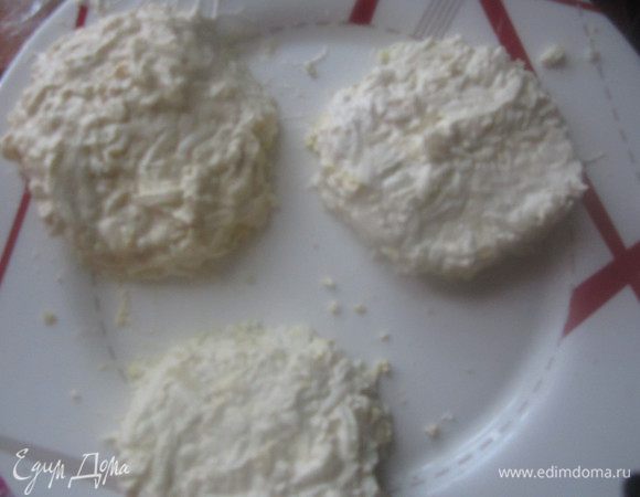 Собрать салат можно по- разному, кому как нравится. Я люблю порционную подачу, поэтому ингредиенты разделила на порции. И удобнее использовать сервировочное кольцо для салата, получится аккуратнее. Я же за неимением его, постараюсь сформовать салатик вручную. Итак, нижний слой- это яйца, промазанные чесночным майонезом.