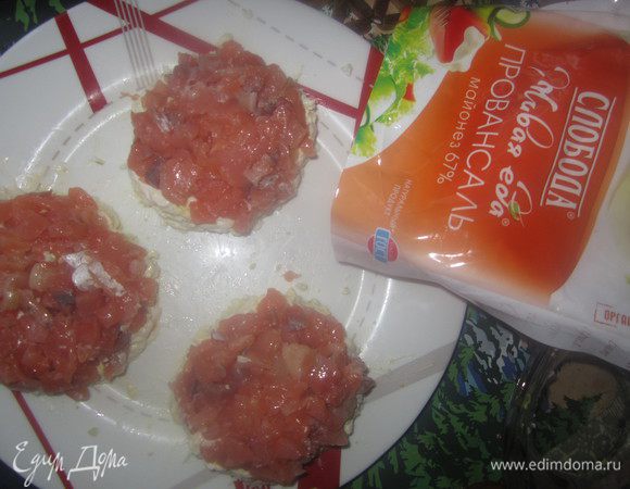 Затем слой мелко порезанной слабосоленой форели также промазываем майонезом.