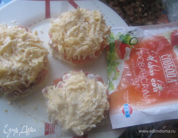 Следующий слой- тертый сыр, промазанный майонезом.