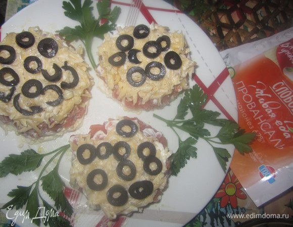 Сверху- нарезанные кольцами маслины. Украсить веточками зелени укропа или петрушки. Салат можно не солить.