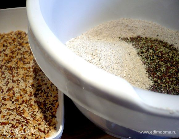 Для хлебцев я использовала цельнозерновую муку из шести злаков. Тыквенные семечки обжарим на сухой сковороде и измельчим в блендере, овсяные хлопья также измельчим. Муку перемешаем с сахаром, солью и пекарским порошком.