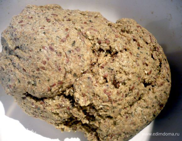 Добавим к муке тыквенные семечки, 50 г льняных семечек и овсяную муку, 250 мл воды и подсолнечное масло. Вымесим однородное тесто. У меня тесто получилось немножко влажным, так что я добавила еще две столовых ложки муки. Тесто может слегка прилипать к рукам. Накрываем емкость с тестом полотенцем и оставляем на полчаса.