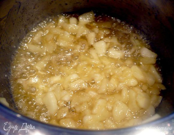 Готовим крем из красного вина и яблок. Для этого яблоко чистим, очищаем от семян и режем кубиком. Растапливаем 25 г сливочного масла в сотейнике, добавляем яблоки и томим их пару минут на сильном огне. Добавляем сахар и даем ему карамелизоваться.