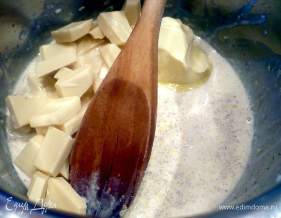 Пока наши хлебцы выпекаются, приготовим наш ярко-зеленый крем. Для этого доведем сливки с ванилином и лимонной цедрой до кипения. Введем сливочное масло и порубленный шоколад, дадим массе, постоянно помешивая, стать однородной. 