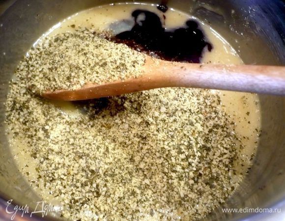 Введем тыквенное масло и обжаренные на сухой сковороде, измельченные в блендере тыквенные семечки, перемешаем до однородности. Поставим в холодильник до застывания. 