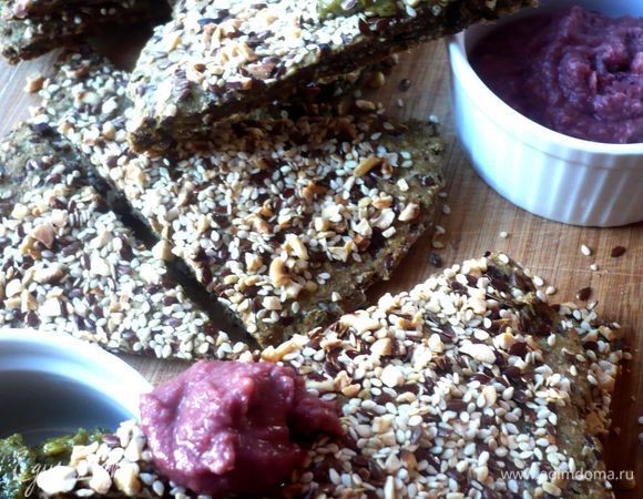 Не забудем про наши хлебцы. Очень вкусно с разноцветным кремом! Угощайтесь!