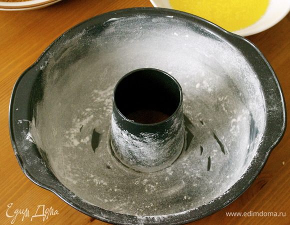Сливочное масло растопить и подготовить другую глубокую тарелку с маслом... Приготовить форму для выпечки с дыркой посредине. Смазать ее немного сливочным маслом и присыпать мукой. 