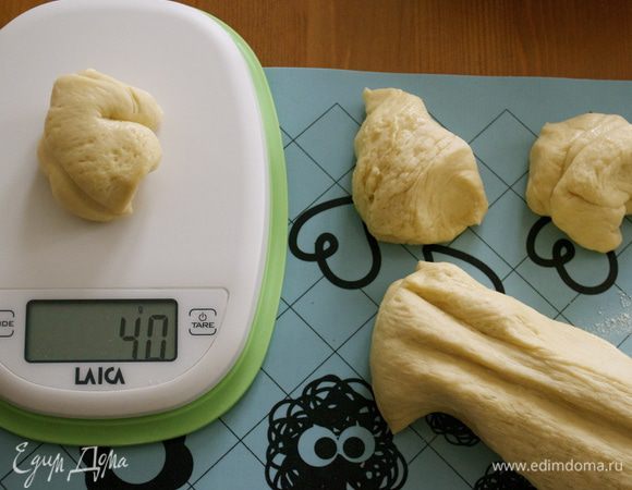Выложить его на рабочую поверхность и отделять от теста кусочки равной величины... Для удобства предлагаю воспользоваться весами. В принципе, только первые два-три кусочка Вы будете ориентироваться на весы, после сможете быстро отрезать от теста кусочки нужного размера! ;))) 