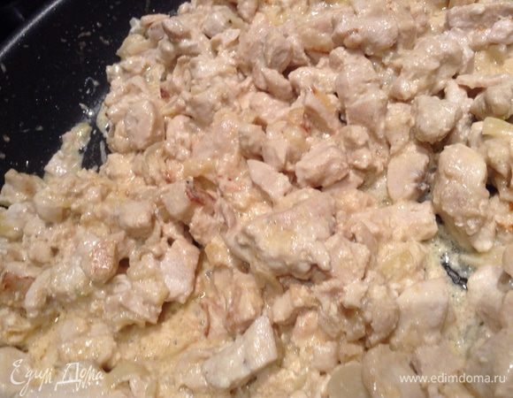 Обжарить лук с куриным филе (курицу нарезать маленькими кусочками), за 5 мин до конца добавить сливки.