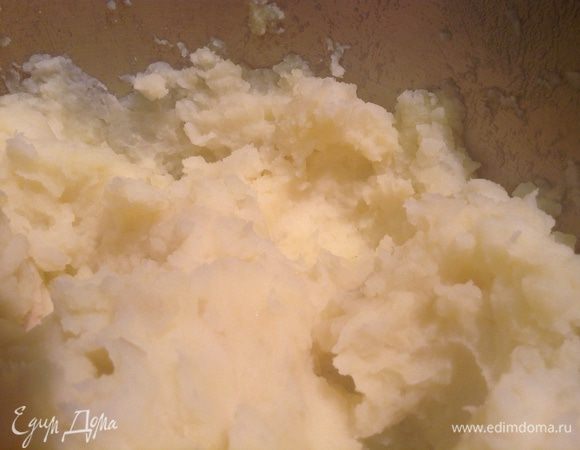 Отварить картошку, сделать пюре с добавлением сливочного масла.