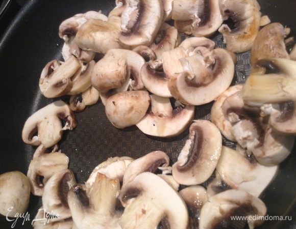 Обжарить грибы.