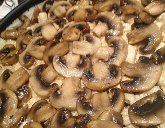 Выложить в форму пюре, курицу, грибы и сыр. 
