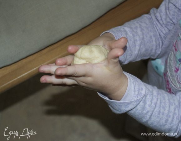 На этот раз мне помогала моя младшая помощница.... )))) правда, этот кусочек теста после пришлось ей "пожертвовать". Таким образом в итоге у меня получилось 17 (вместо 18) штук булочек.