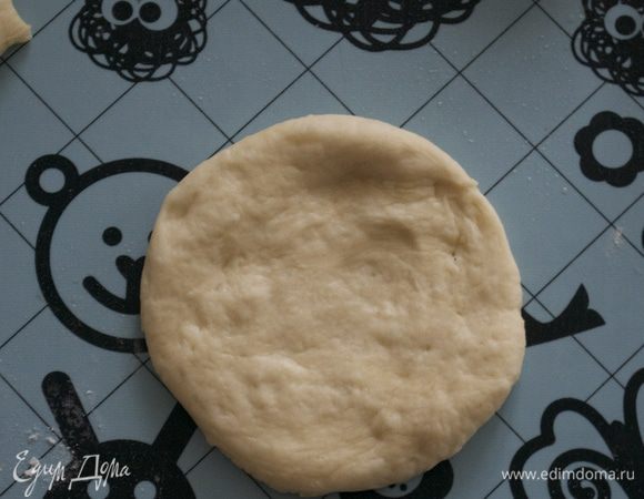 Приступаем к формовке булочек, которые после и будут представлять "Мартышкин хлеб". Каждый кусочек сначала скатать в шарик, затем расплющить, сделав такую вот лепешку.