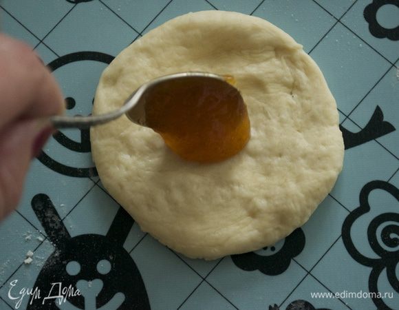 Положить в центр лепешки совсем немного варенья. Я использовала апельсиновый джем. Вы можете подобрать свое любимое варенье... Главное учитывать, чтобы его вкус сочетался со вкусом корицы! Мне кажется идеально подойдет яблочное варенье (джем). Кстати, в 4 булочки я положила оставшийся франжипан......... ;)) Тоже получилось вкусно! Но с вареньем больше понравилось! 