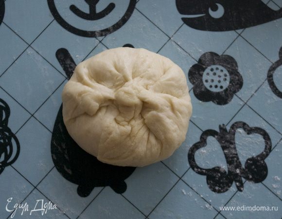 Теперь защипнуть края теста к центру и как следует скрепить. Отложить в сторону. То же самое проделываем со всеми остальными кусочками теста... 