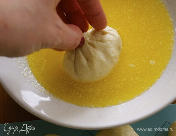 Теперь берем мешочек-булочку и обмакиваем в масло....