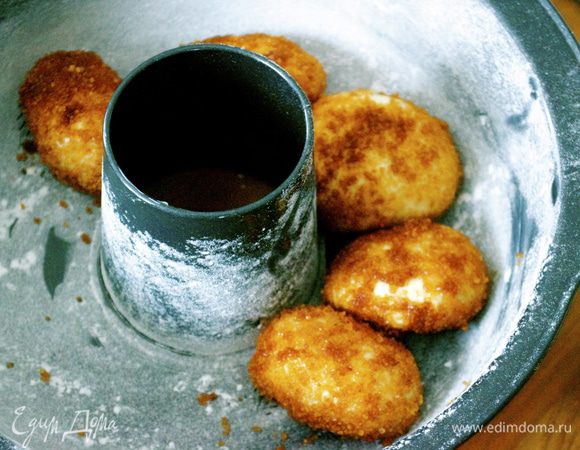 И один за другим выкладываем по кругу в форму... Сначала в один ряд, а затем сверху вторым рядом! Делать все это удобно одной рукой! В смысле..., берете шарик теста одной рукой и "купаете" его в масле, а затем достаете быстро из масла, перекладываете в другую руку и обваливаете в сухой смеси... Одна рука - в масле, другая - в сахаре с корицей! )))  