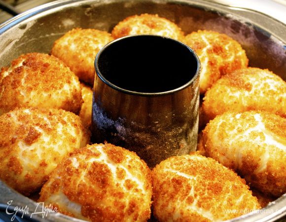 Форму заполненную булочками, то есть уже наш сдобный хлеб убираем еще на час на подъем! Так же в тихое теплое место. Так хлеб выглядит через час... Включить духовку на 190 С.