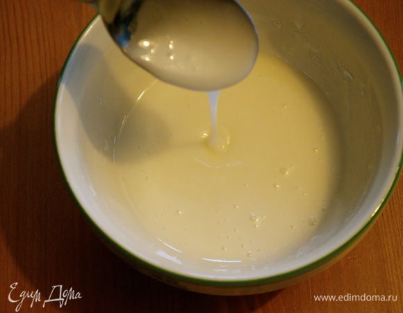 Приготовить глазурь, смешав сахарную пудру с очень (!) горячим молоком. Размешать...