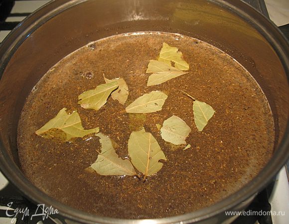 В кастрюльку наливаем воду и даем ей закипеть. В кипящую воду добавляем специи и кипятим 2-3 минуты. Снять с огня добавить уксус и растительное масло. Накрываем крышкой и охлаждаем до комнатной температуры.