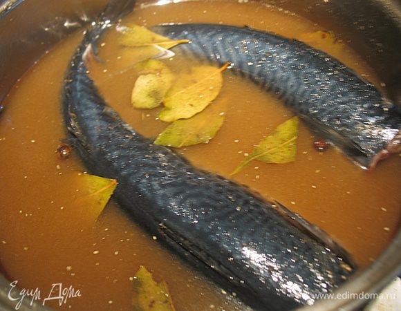 Рыбку перекладываем в широкую посуду и заливаем охлажденным маринадом. Я сразу готовила маринад в широкой посуде и после охлаждения его поместила туда рыбку.  