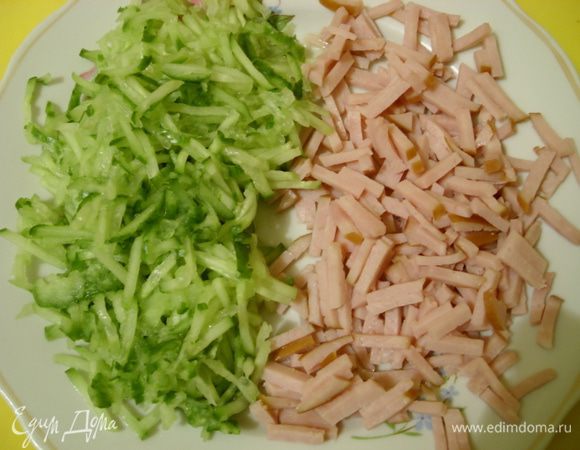 Ветчину и огурец порезать тонкой соломкой.
