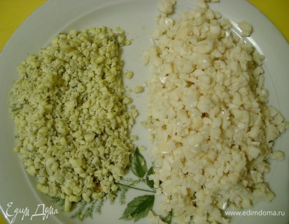 Яйца отварить, белки отделить от желтков и порубить мелко, сыр натереть на мелкой терке.