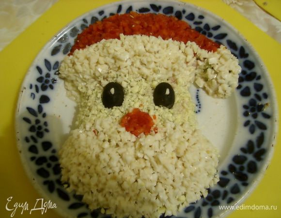 Украшаем лицо желтком, шапочку красным перчиком, бороду и кудри белком, глаза маслинами.