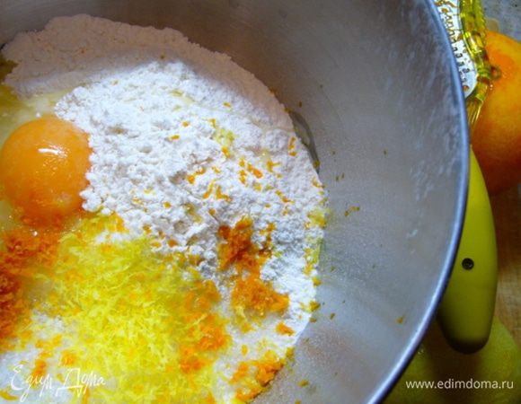 За два часа до начала приготовления взвесить масло и оставить его при комнатной температуре. 
Муку просеять. 
Цитрусовые тщательно вымыть щеточкой  с мылом, высушить. Цедру очень мелко натереть. 
Все ингредиенты сложить в чашу блендера. Хорошо вымесить тесто при помощи крюка для теста. 
