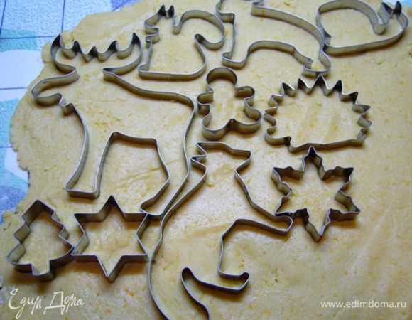 Поверхность стола присыпать мукой, раскатать тесто толщиной 5 мм.
С помощью формочек вырезать печенья. 
К своему сожалению скажу, что мой любимый лось не получился! Тесто не очень эластичное, из него лучше делать маленькие фигурки. Добавлять муки мне не хотелось!

