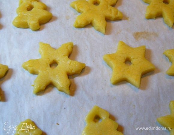Для того, чтобы повесить готовые печенюшки на елку, сделать в них отверстия. Я это сделала палочкой для суши. Причем отверстие нужно делать побольше, т. к. при выпечке оно уменьшается.
Духовку разогреть до 180 град. Выпекать печенье 15 мин. Я пекла 20 мин., т. к. с детства люблю румяную выпечку (корочки там всякие…).

