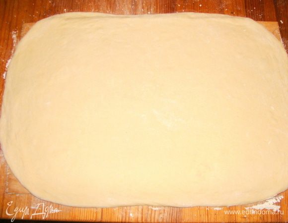 Дрожжи развести в теплой воде с 1 с/л сахара, дать подойти, добавить масло, муку, ванилин, оставшийся сахар, замесить тесто. Вымесить миксером 10 минут. накрыть, оставить в теплом месте. Когда тесто поднимется в 2-3 раза, обмять его и дать подойти еще раз. Разделить на две части, т.к. из этого количества получается 2 пирога. Выпекаются они в форме диаметром 26 см. Раскатать одну часть теста в виде прямоугольника толщиной 7-8 мм.