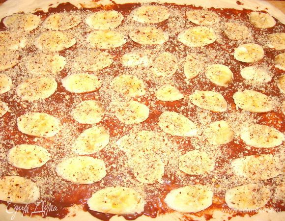 Бананы порезать дольками. Половину бананов выложить сверху шоколадной массы. Фундук измельчить в блендере и посыпать 1/2 частью бананы.