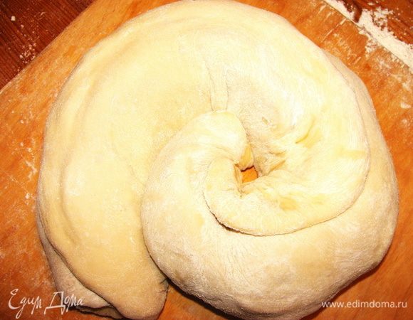 Свернуть рулет в форме улитки и уложить в форму. Чтобы пирог получился пышнее, я разогреваю духовку до 220*, ставлю пирог и убавляю температуру до 100*, даю пирогу подняться минут 15, потом увеличиваю температуру до 160 и выпекаю еще минут 30. Готовность можно проверить деревянной палочкой. За 10 минут до готовности можно смазать желтком и посыпать орешками. Второй пирог, я еще и сахарной пудрой посыпала.