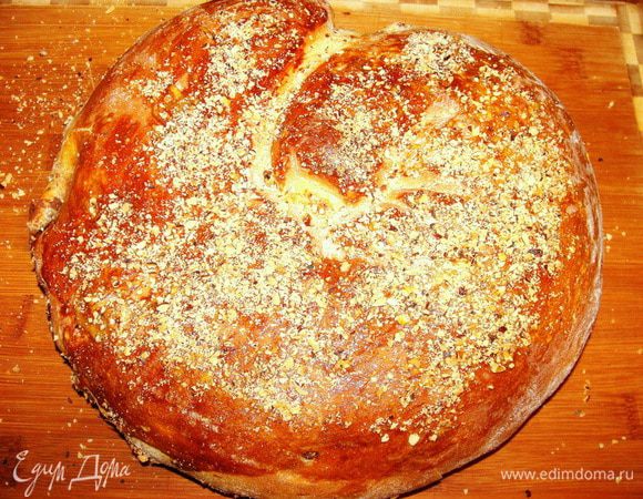 За 10 минут до готовности можно смазать желтком и посыпать орешками.