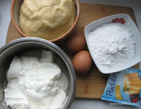 Хорошо перемешать сухие ингредиенты для теста: муку, сахар, ванильный сахар, разрыхлитель. Добавить 2 яйца, сливочное масло. Замесить тесто, положить  в холодильник на 40 минут.

