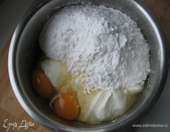 Для начинки хорошо перемешать творог, 2 яйца, сахарную пудру и ванильный пудинг.

