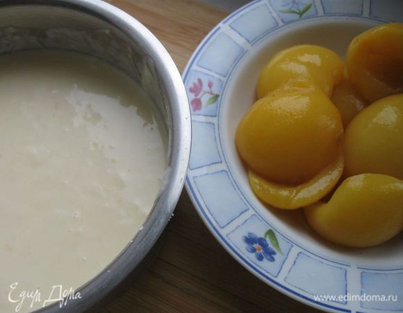 Персики откинуть на дуршлаг, чтобы стек сироп.