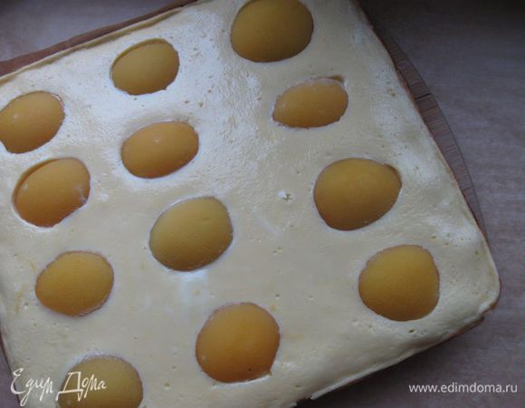 Поместить противень в духовку, разогретую до 200 градусов. Выпекать 35-40 минут. Вынуть из духовки.  
