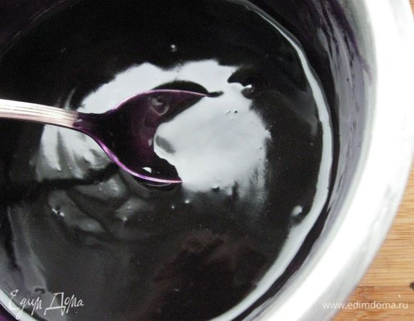 На легком  сиропе, добавив чернику, сварить кисель в качестве сопровождения пирога. Для этого развести крахмал небольшим количеством холодной воды и влить тонкой струйкой в  горячий сироп, помешивая. Через 1 минуту выключить.

