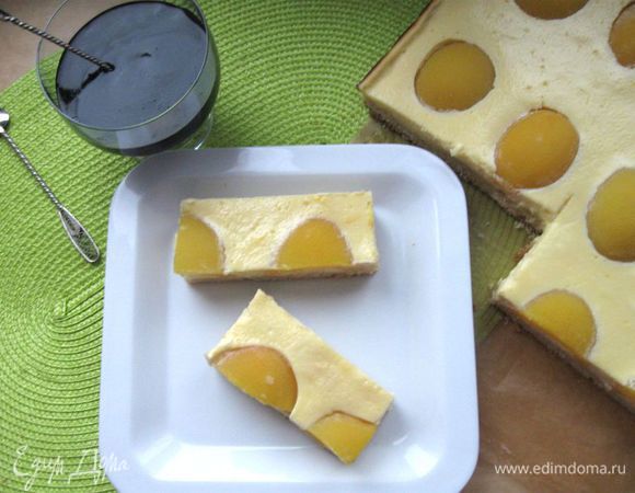 После остывания пирог нарезать порционно.