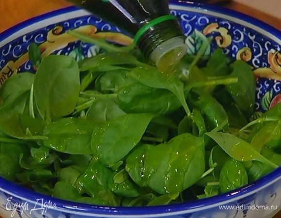 Добавить руколу, корн и шпинат, сбрызнуть оливковым маслом, посолить и поперчить.